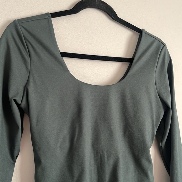 Fabletics cropped long sleeve top size Medium green oasis twist - Picture 5 of 5